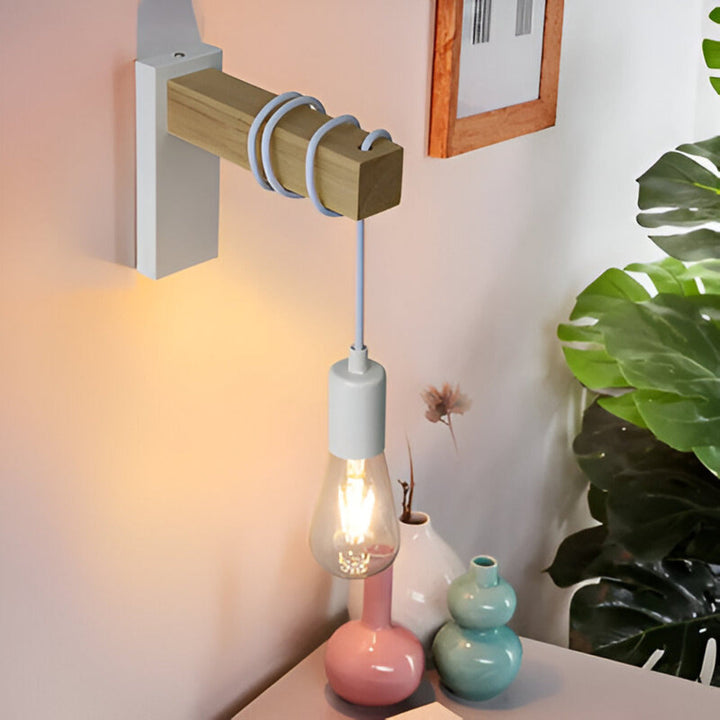 Applique murale design épuré, avec une lumière chaleureuse idéale pour une décoration intérieure minimaliste.