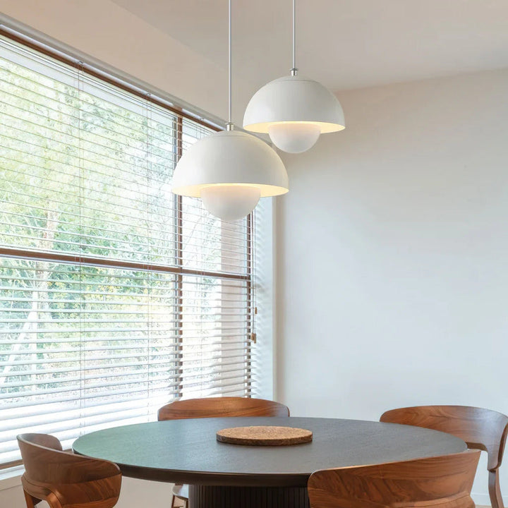 Suspension design floral avec finition rétro, parfaite pour un éclairage nordique moderne et chaleureux.