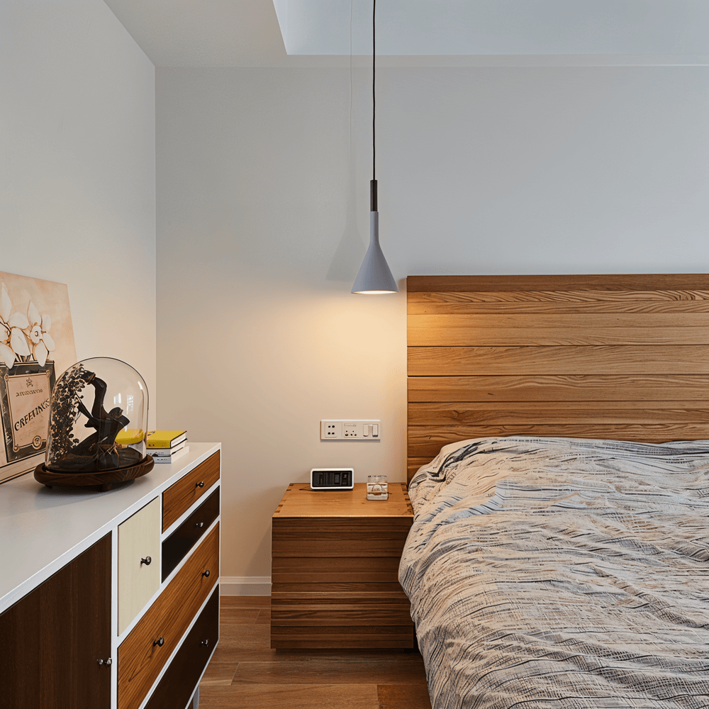 Lampe suspendue moderne conique, design scandinave pour un éclairage doux.