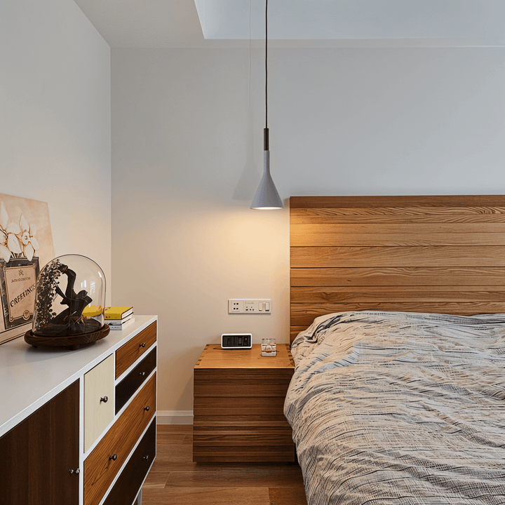 Lampe suspendue moderne conique, design scandinave pour un éclairage doux.