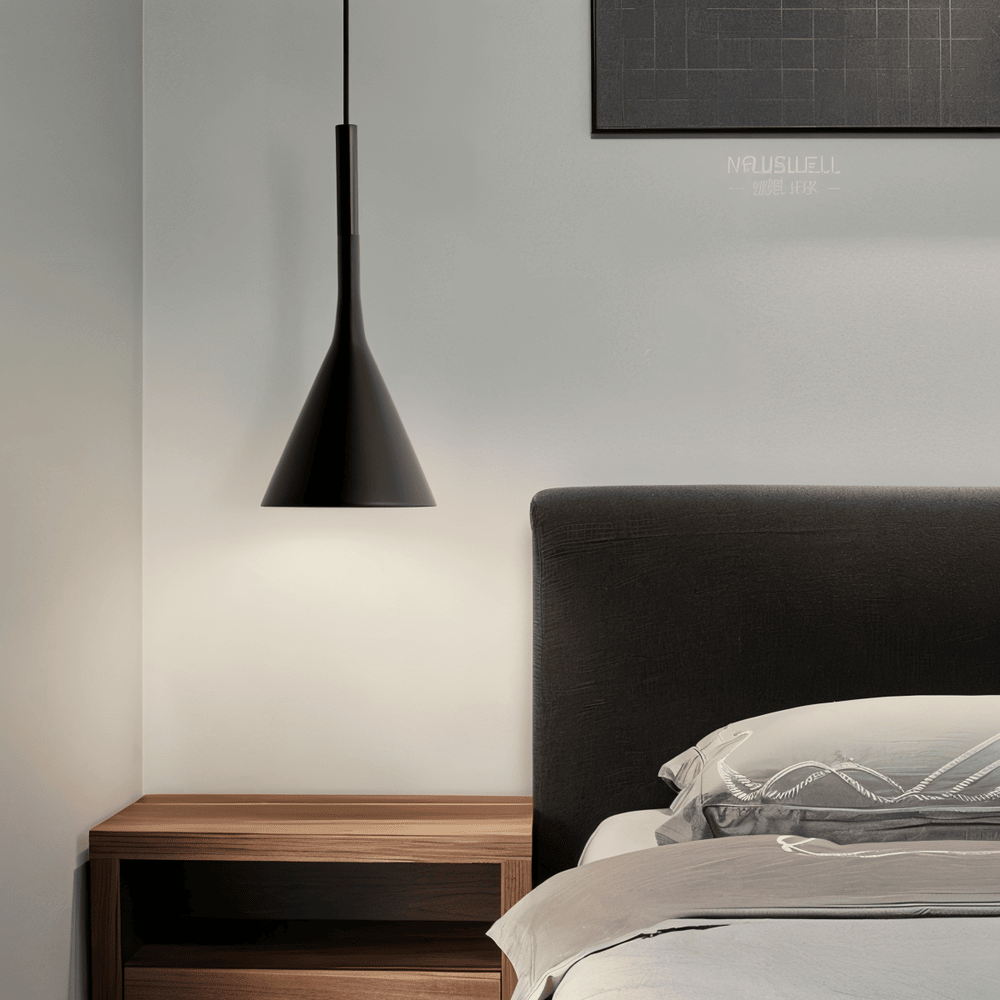 Éclairage suspendu conique élégant, style scandinave pour intérieur moderne.