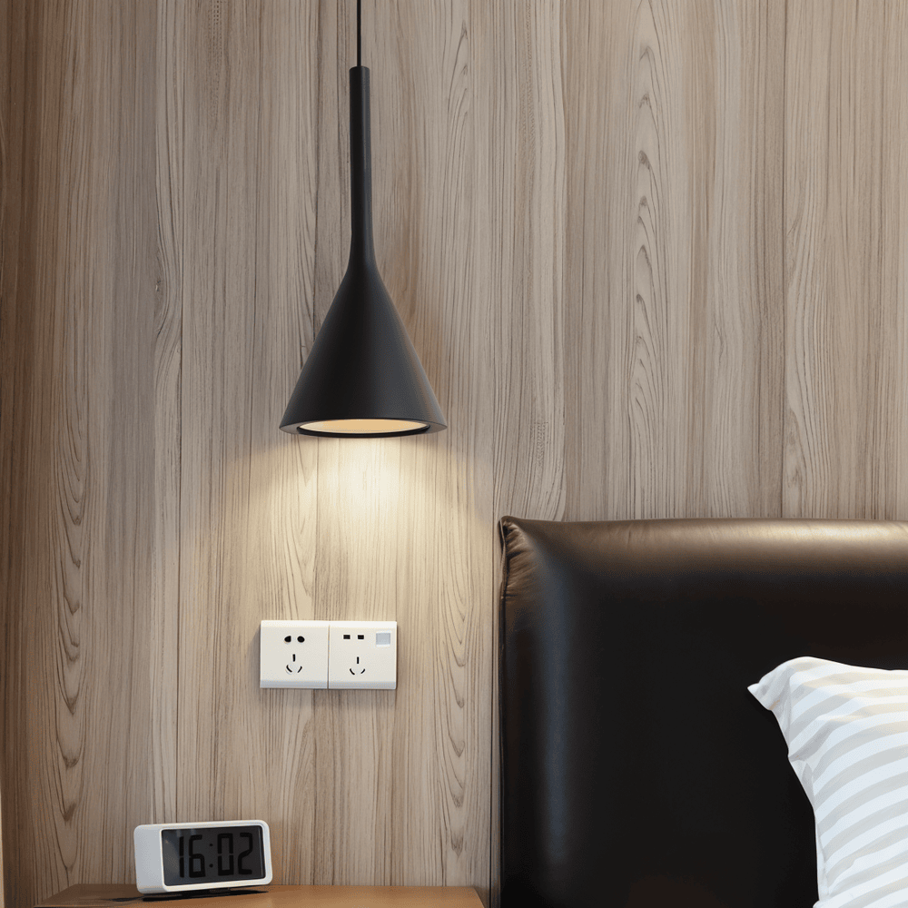 Design conique : luminaire de plafond nordique, moderne pour une ambiance chaleureuse.