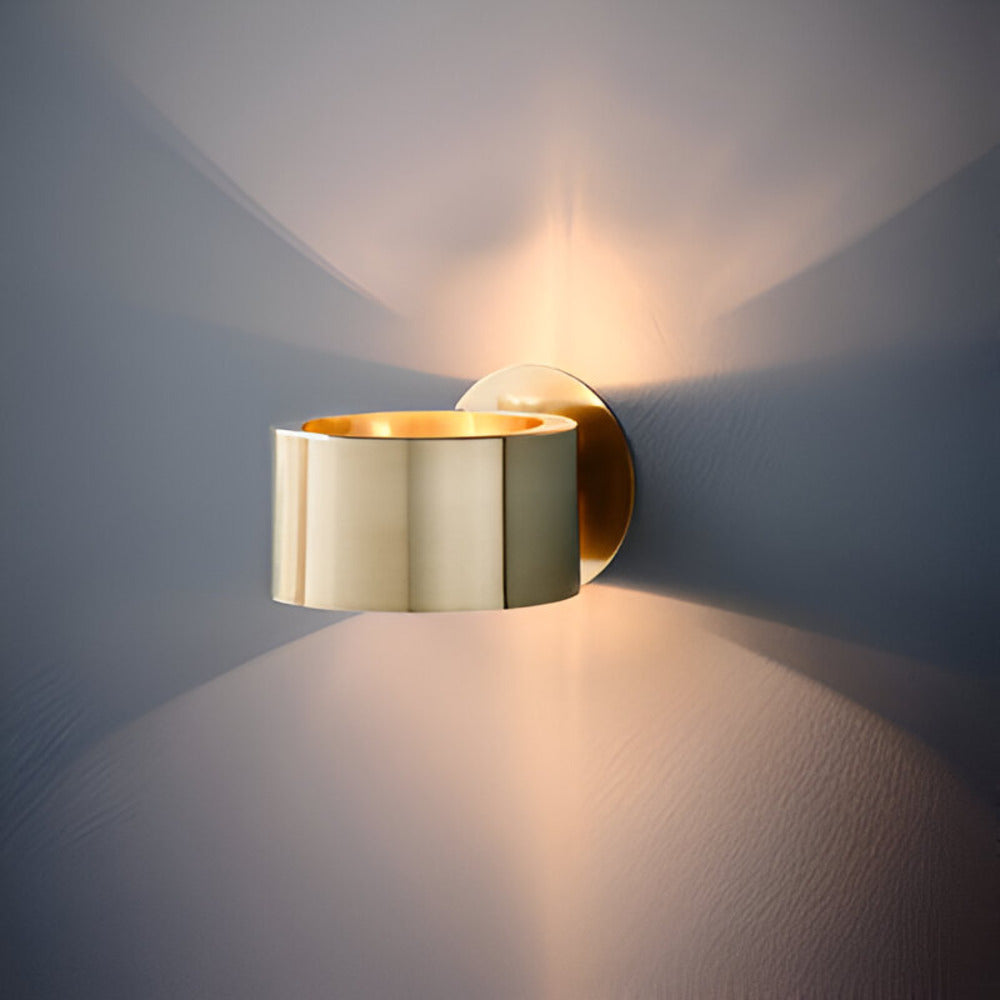 Applique murale dorée élégante, design minimaliste moderne pour éclairage intérieur chaleureux. Luminaire design mural.