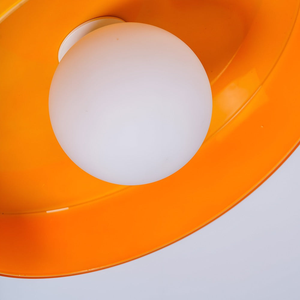 Luminaire de salon OrangeBeam, plafonnier design avec lumière orange apaisante.