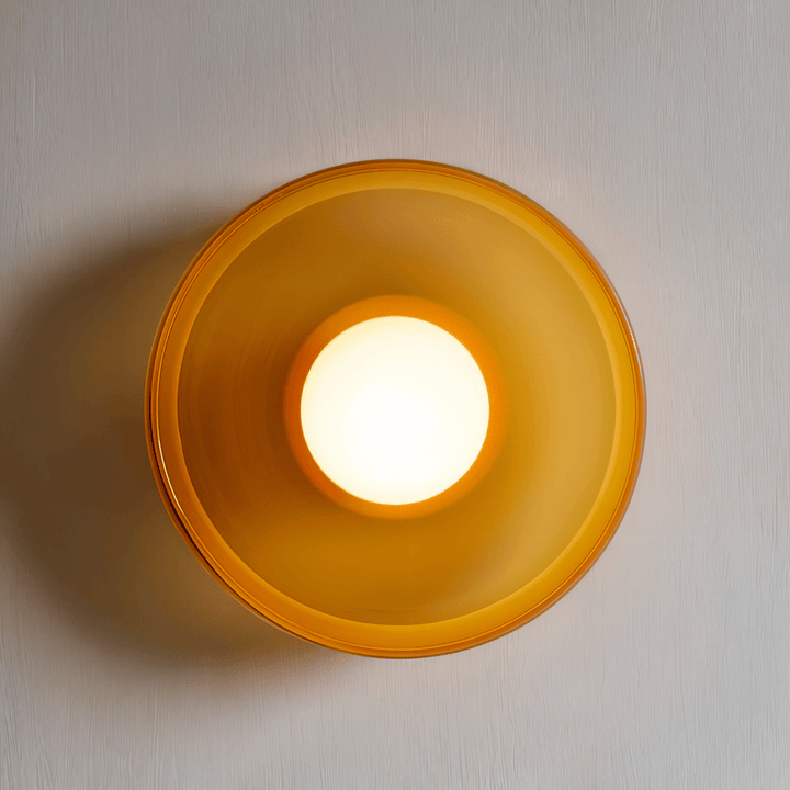 Plafonnier Nordic pour chambre, éclairage doux orange, style contemporain chic.
