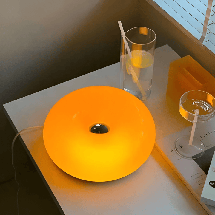 Éclairage design Donut, verre orange, ambiance chaleureuse, pour table de nuit.