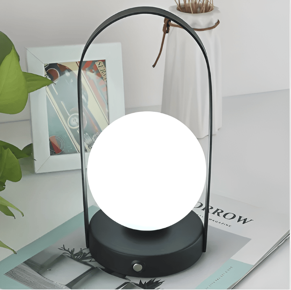 Créez une ambiance chaleureuse avec cette lampe de table sans fil à globe LED, dimmable et rechargeable.