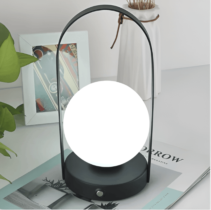Créez une ambiance chaleureuse avec cette lampe de table sans fil à globe LED, dimmable et rechargeable.