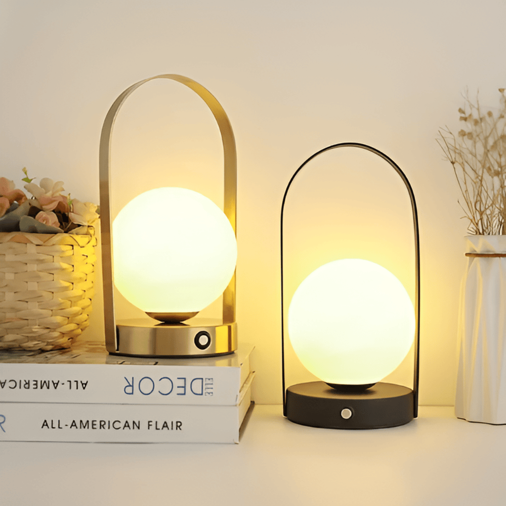 Lampe de table portable sans fil avec globe LED, rechargeable, idéale pour éclairage et décoration intérieure moderne.