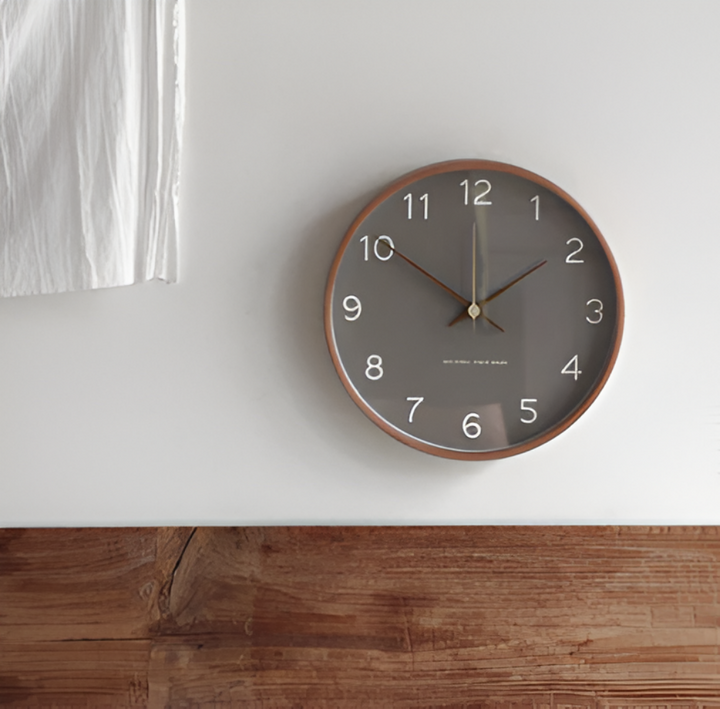 Horloge en bois ronde, mouvement quartz silencieux, design nordique épuré.