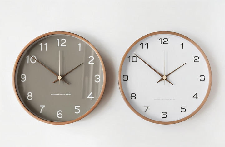 Décoration murale bois, horloge ronde silencieuse, design nordique élégant.