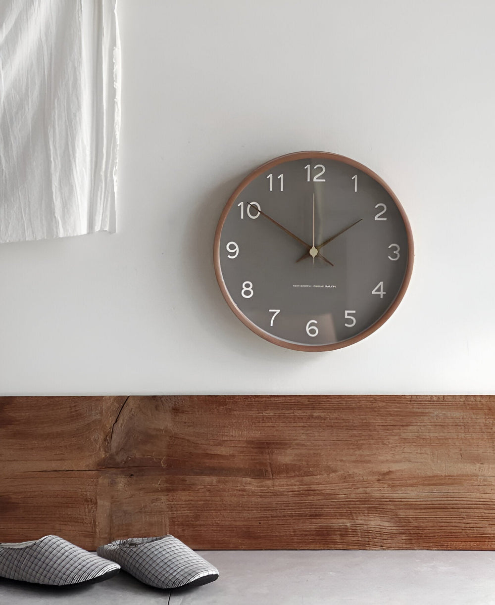 Horloge murale silencieuse en bois clair, style nordique, idéale pour chambre à coucher.