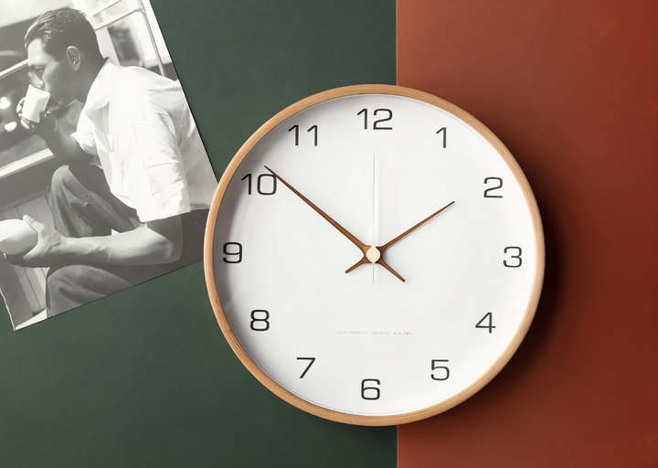 Horloge nordique en bois, ronde et silencieuse, idéale pour un salon moderne.