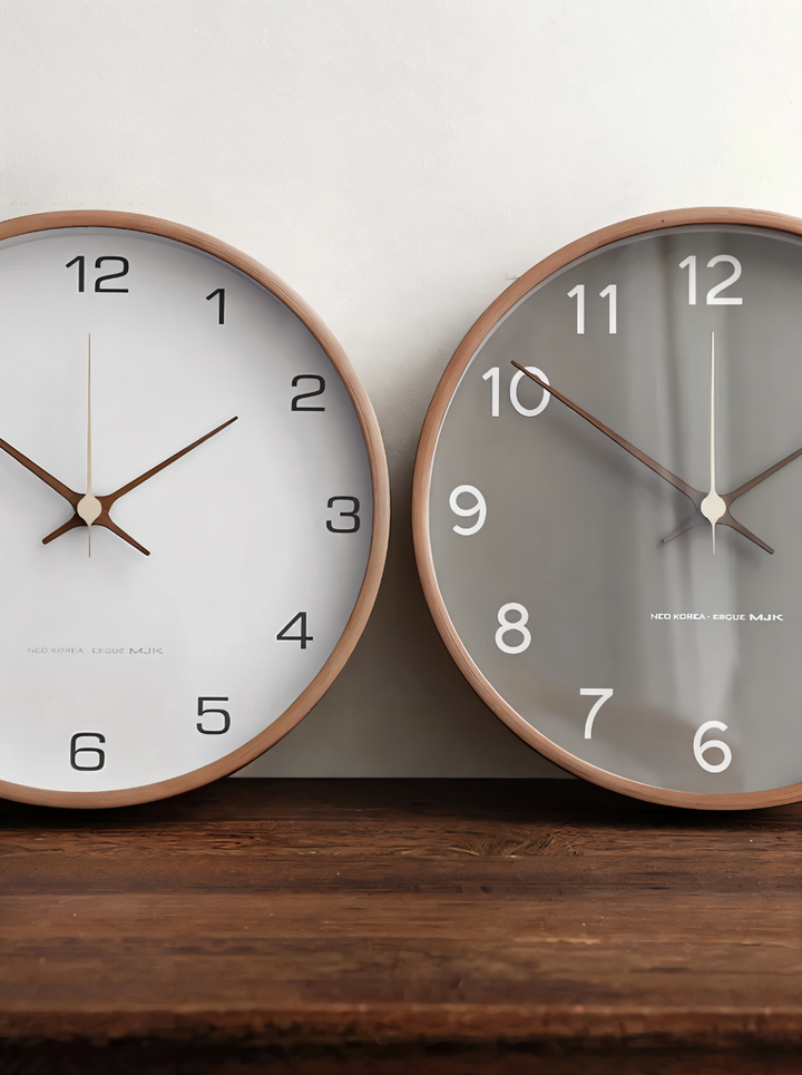 Ambiance calme: horloge murale ronde bois, silencieuse, design nordique pour bureau.