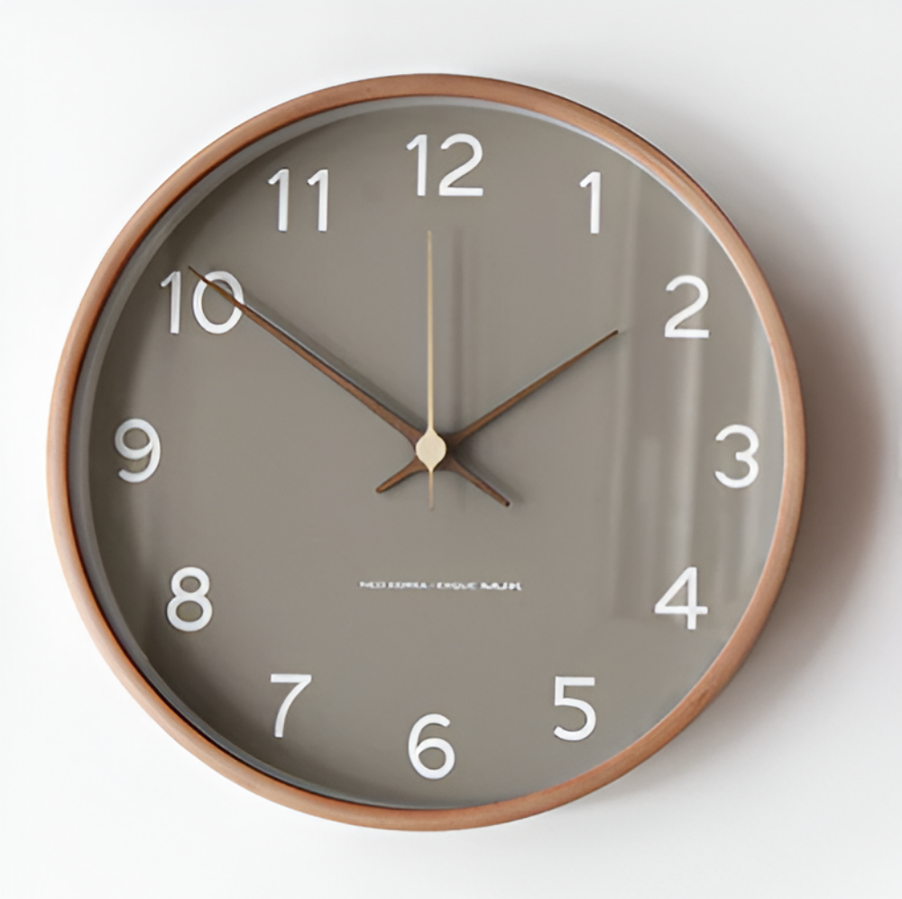 Horloge murale ronde en bois silencieuse, design nordique élégant pour salon.