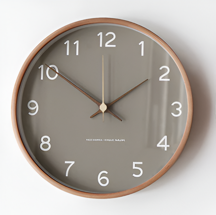 Horloge murale ronde en bois silencieuse, design nordique élégant pour salon.