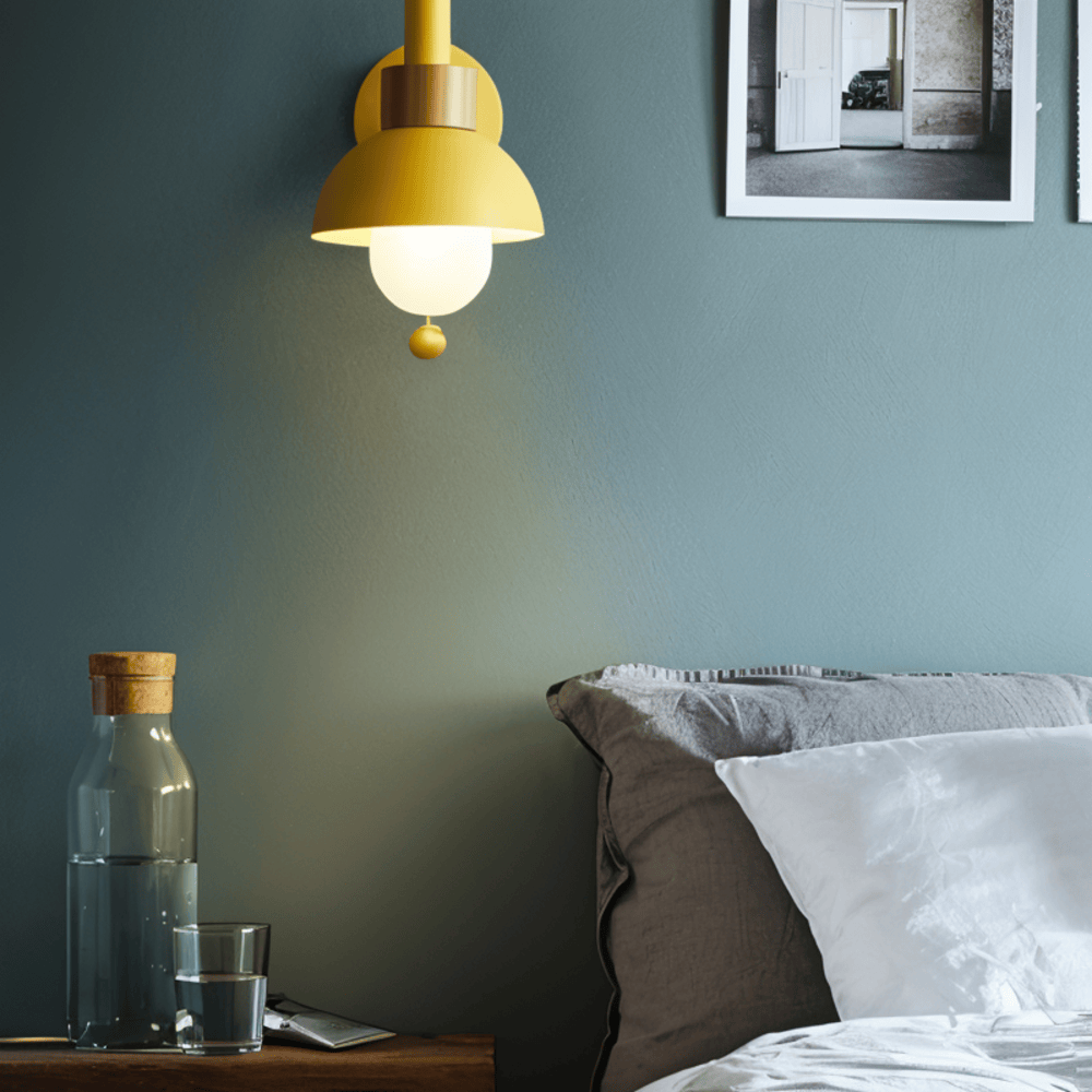 Luminaire mural moderne, éclairage pastel et doux, interrupteur à cordon, pour salon ou chambre.