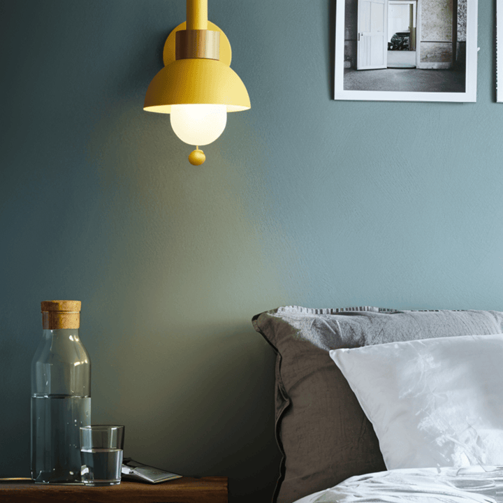 Luminaire mural moderne, éclairage pastel et doux, interrupteur à cordon, pour salon ou chambre.