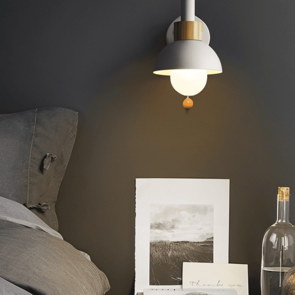 Lampe murale décorative, couleur pastel, interrupteur à cordon, idéale pour chambre d'enfant ou salon.