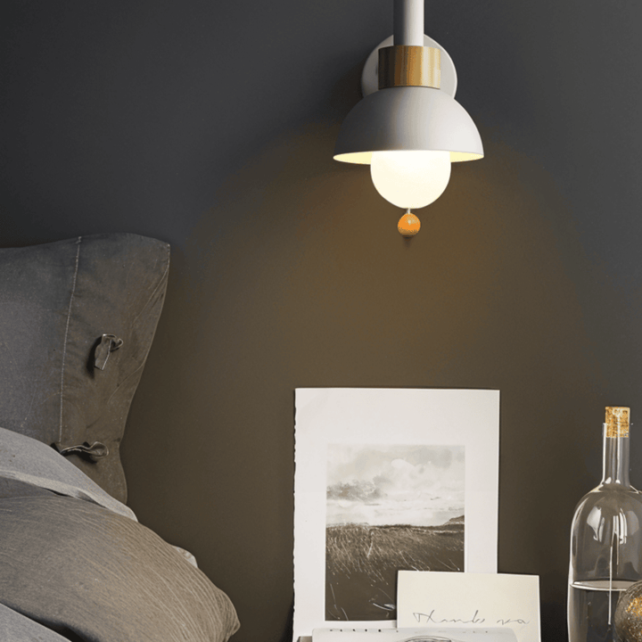 Lampe murale décorative, couleur pastel, interrupteur à cordon, idéale pour chambre d'enfant ou salon.