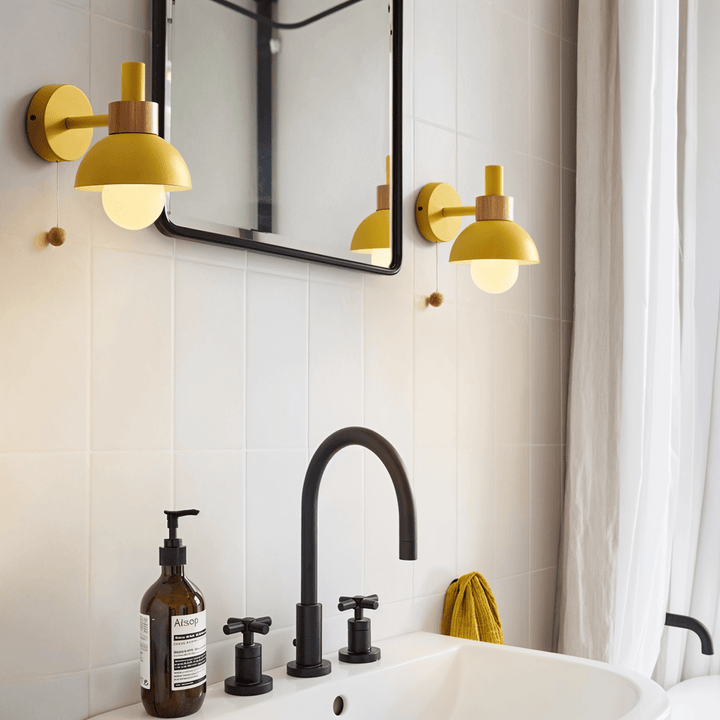 Lampe murale design nordique, lumière douce, interrupteur à cordon, parfaite pour décoration intérieure.