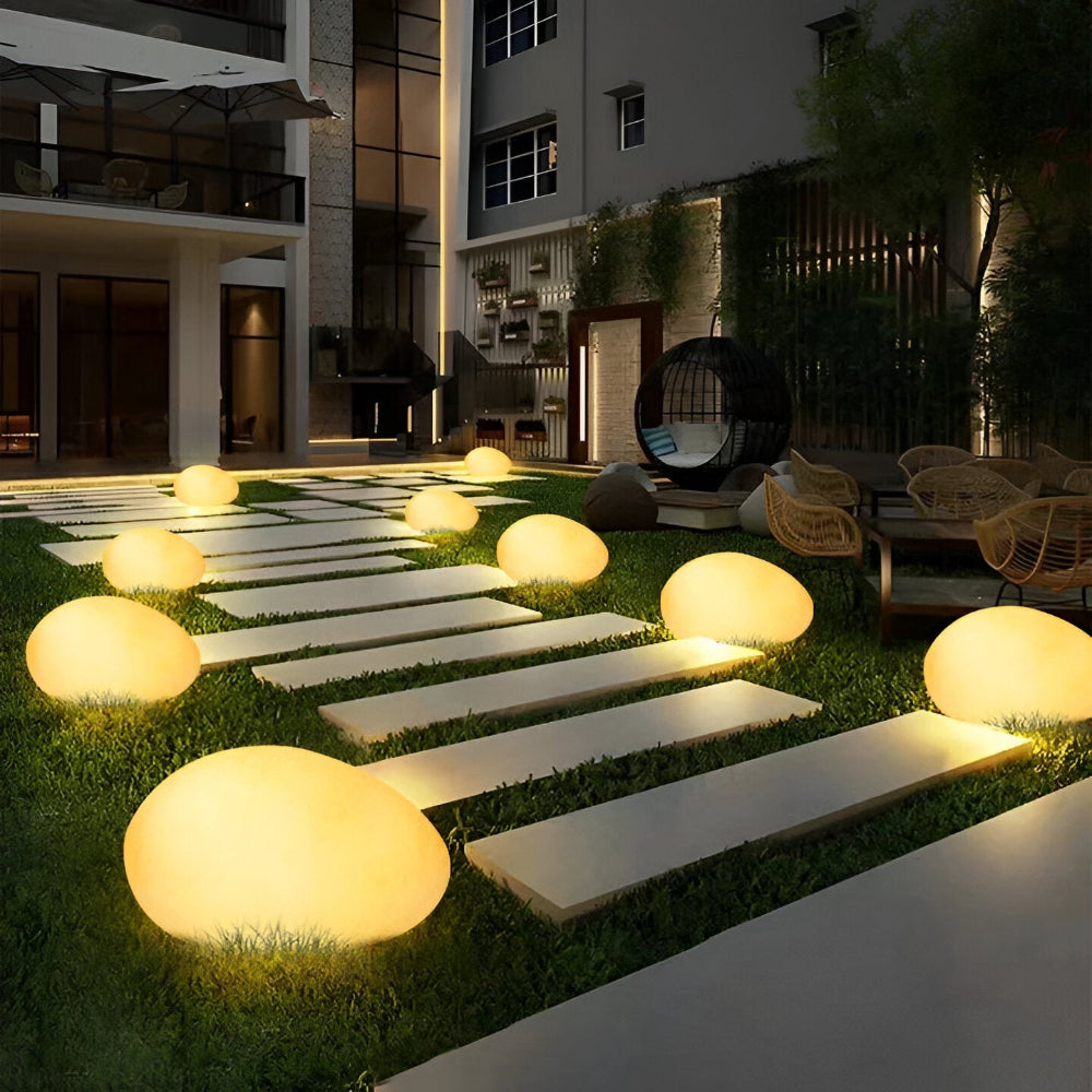 Lampe de jardin LED solaire effet pierre, éclairage ambiant robuste pour extérieur.