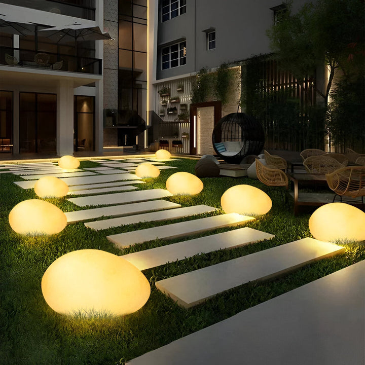 Lampe de jardin LED solaire effet pierre, éclairage ambiant robuste pour extérieur.