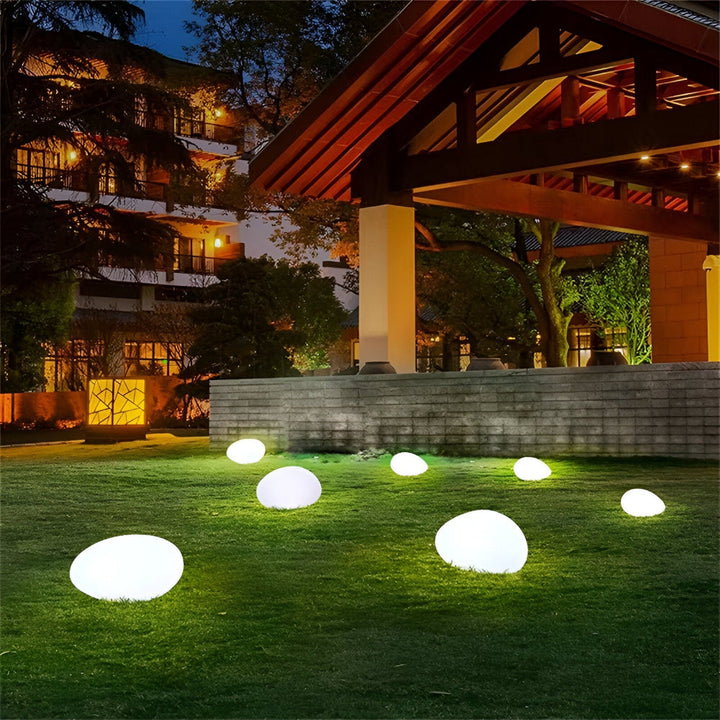 Éclairage jardin autonome, lampe solaire effet pierre, lumière extérieure décorative.