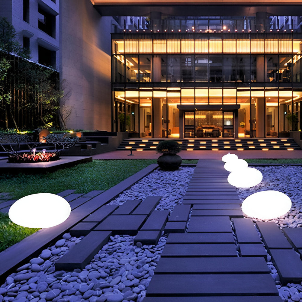 Décoration jardin: lampe LED solaire aspect roche, idéale ambiance extérieure.