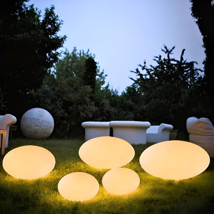 Luminaire extérieur autonome, lampe solaire LED effet pierre, robuste et élégant.