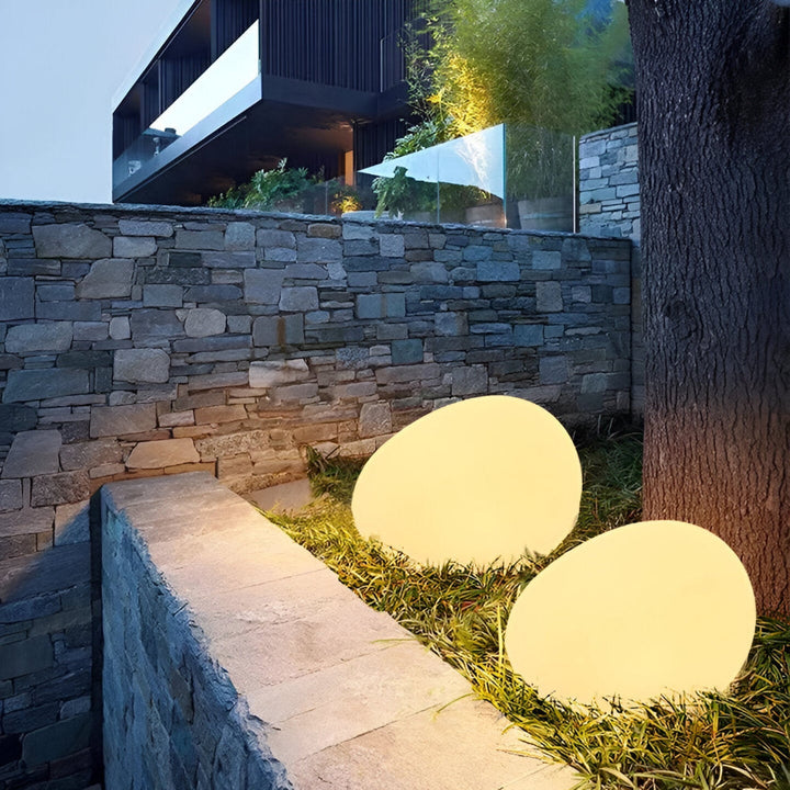 Décoration de jardin: lampe solaire LED effet pierre, pour un éclairage ambiant.