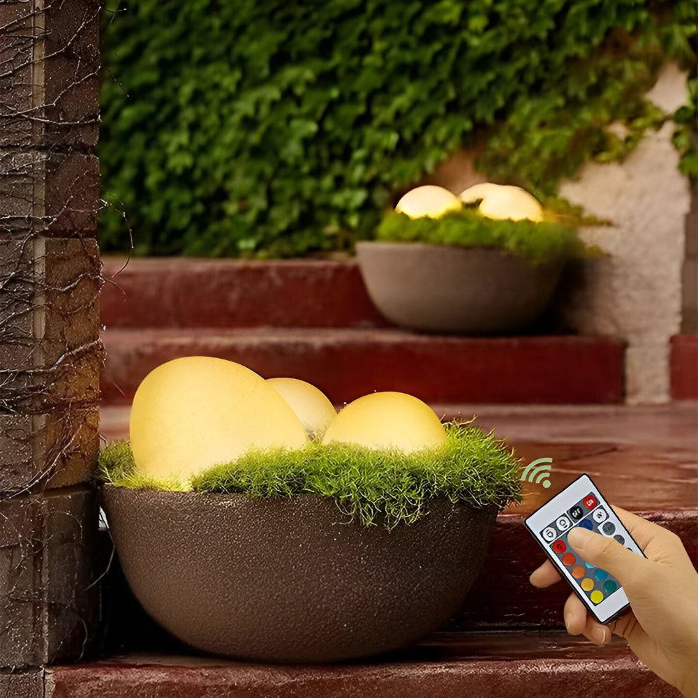 Lampe solaire LED pour terrasse, design pierre, crée une ambiance chaleureuse.