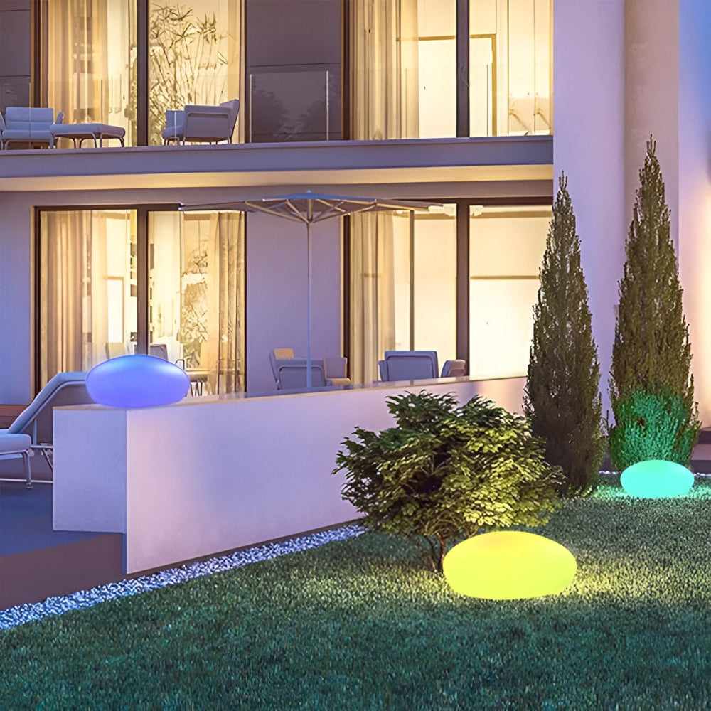 Luminaire solaire autonome, design pierre, avec LED pour éclairage de jardin.