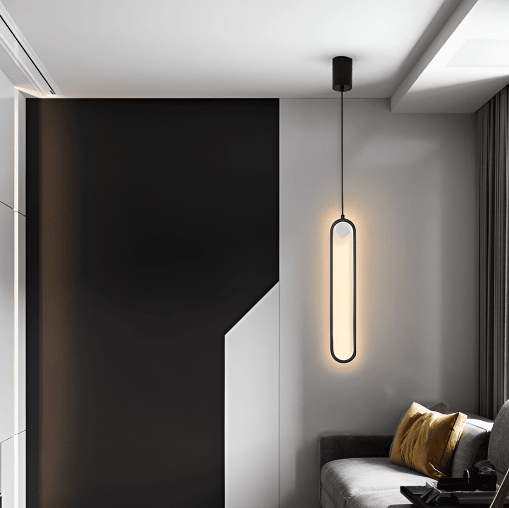Lampe suspendue LED design, barre élancée noir et or, lumière chaude pour intérieur moderne.