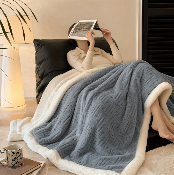 Plaid géométrique réversible doux, parfait pour ajouter une touche élégante à votre décoration intérieure.