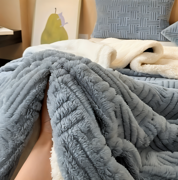 Plaid confortable réversible, idéal pour la chambre ou le canapé, avec un motif géométrique chic.