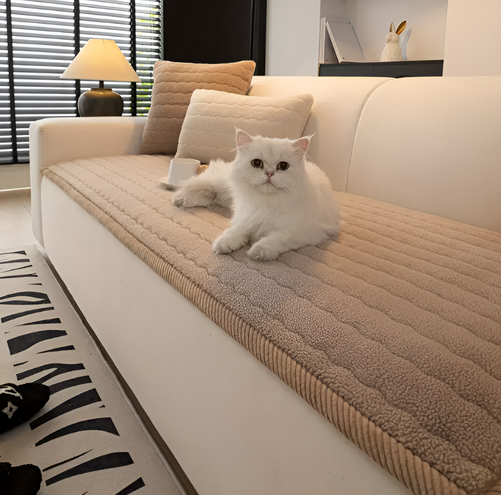 Confort et protection: housse de canapé douce en polyester pour un salon accueillant.