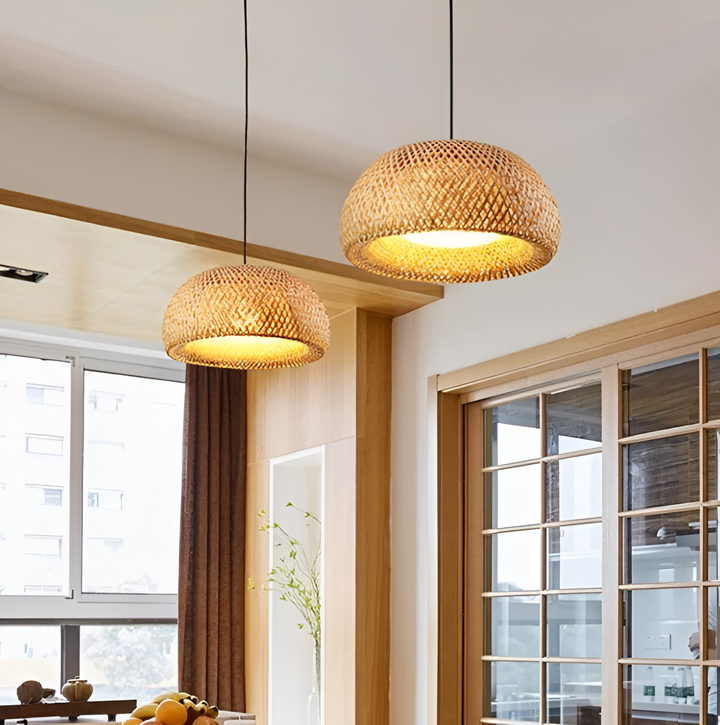 Élégante suspension luminaire design pour salon, crée un éclairage d'ambiance chaleureux et moderne.