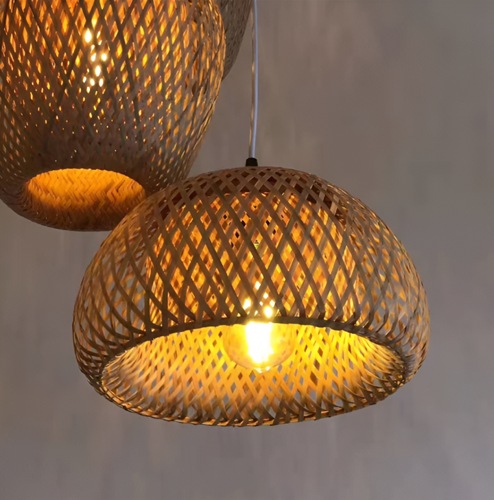 Luminaire suspendu design minimaliste, éclairage d'intérieur idéal pour salon et espaces modernes.