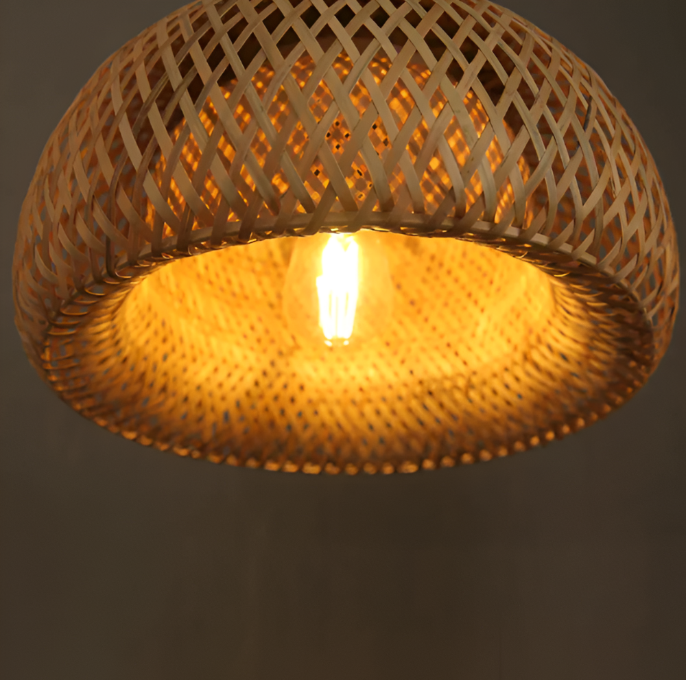 Suspension décorative moderne, apporte une touche design et une ambiance lumineuse à tout intérieur.