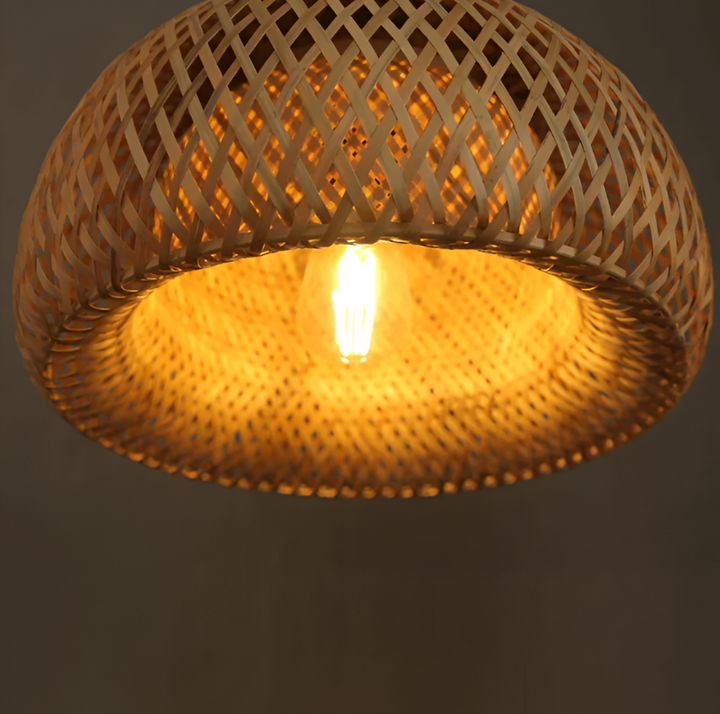 Suspension décorative moderne, apporte une touche design et une ambiance lumineuse à tout intérieur.
