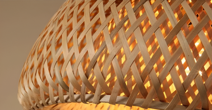 Plafonnier suspension design, offrant une lumière ambiante et un style moderne pour le salon.