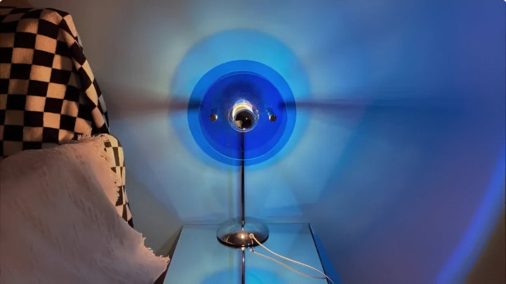 Éclairage d'ambiance avec la lampe de table Rays, lumière chaude et connexion USB pratique. Style rétro.