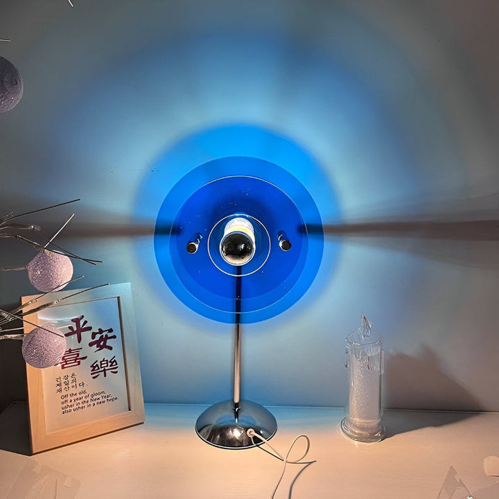 Lampe de bureau Rays, connexion USB, lumière chaude et style rétro pour une décoration intérieure unique.