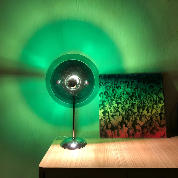 Lampe de table Rays, style rétro et design moderne, lumière chaude LED pour une ambiance accueillante.