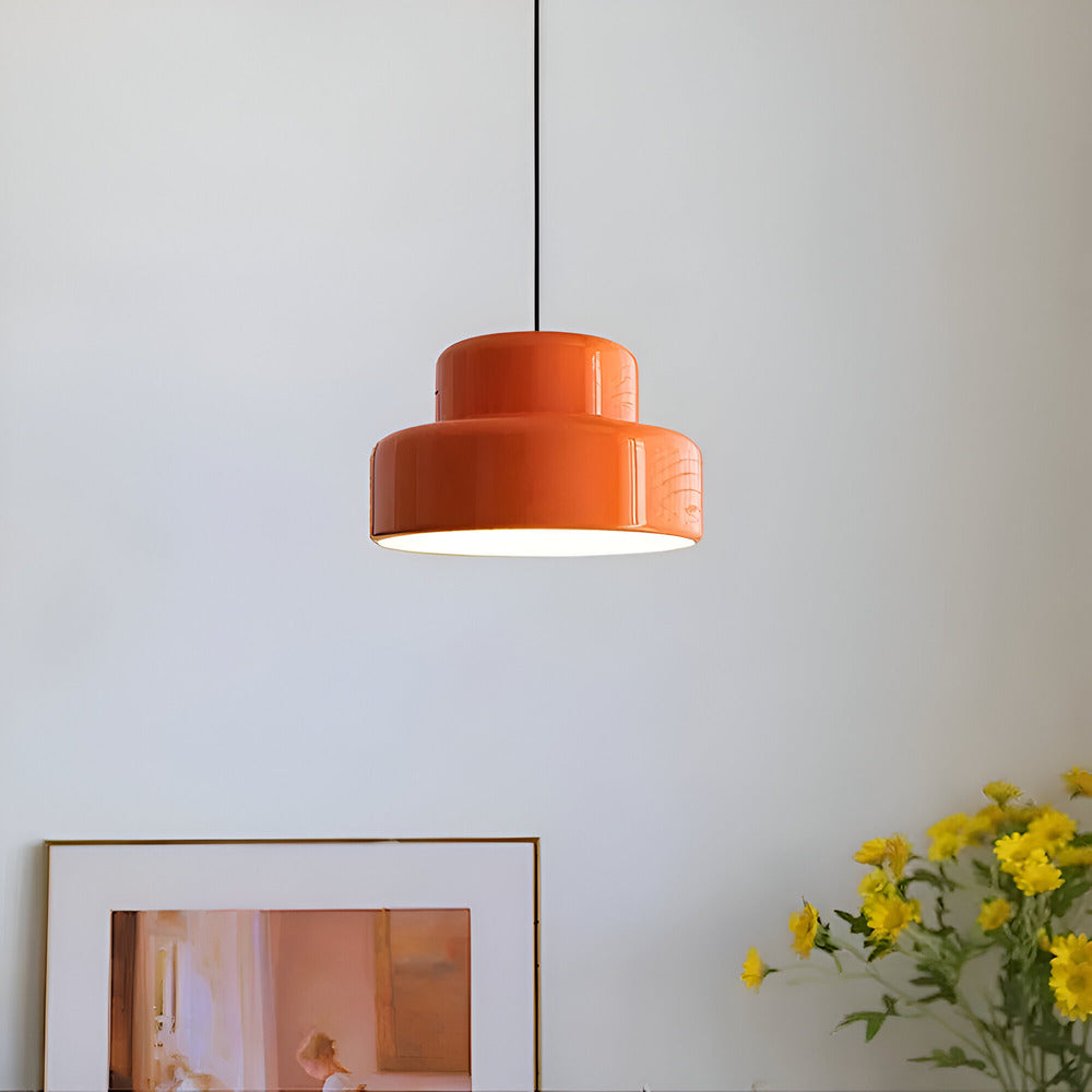 Détail lampe suspension rétro orange E27. Design minimaliste, parfait pour un éclairage d'ambiance chaleureuse.