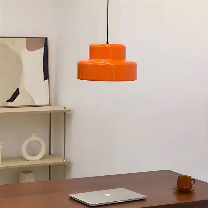 Lampe suspendue orange rétro E27 éclairant une cuisine moderne. Crée une ambiance chaleureuse et stylée.