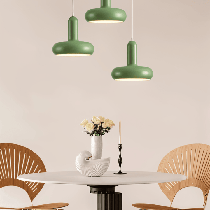 Suspension design macaron, réglable, idéale pour un loft contemporain.