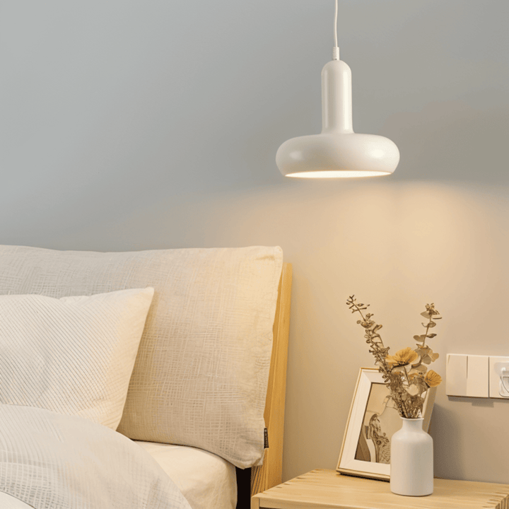 Luminaire suspendu coloré, style rétro scandinave, pour salon lumineux.
