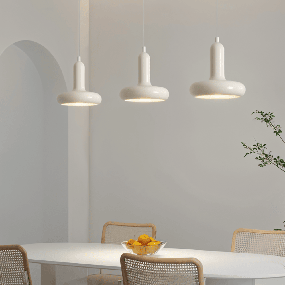 Lampe design colorée style Bauhaus, parfaite pour salle à manger contemporaine.